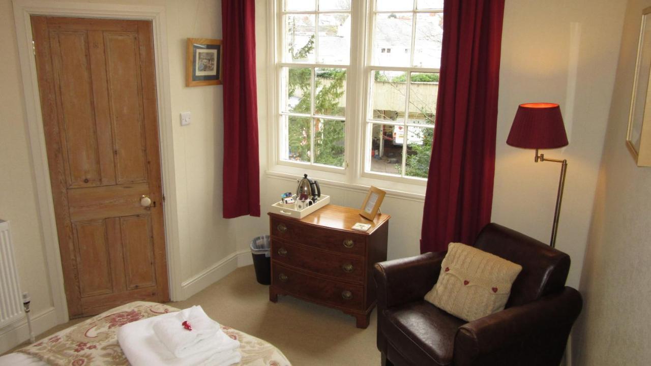 The Old Vicarage B & B บาร์นสเตเปิล ภายนอก รูปภาพ