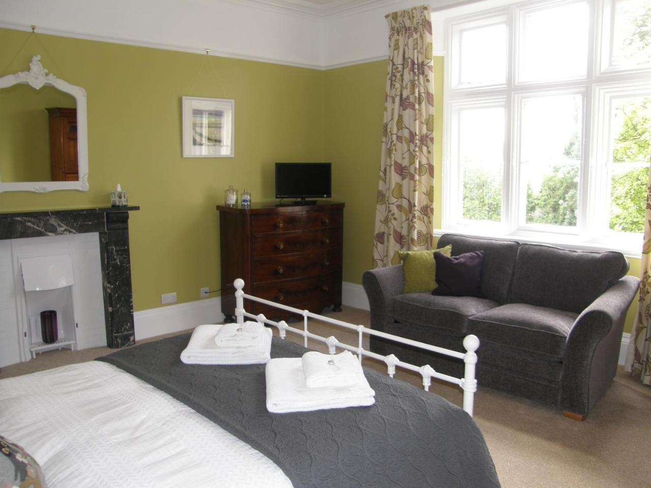 The Old Vicarage B & B บาร์นสเตเปิล ภายนอก รูปภาพ