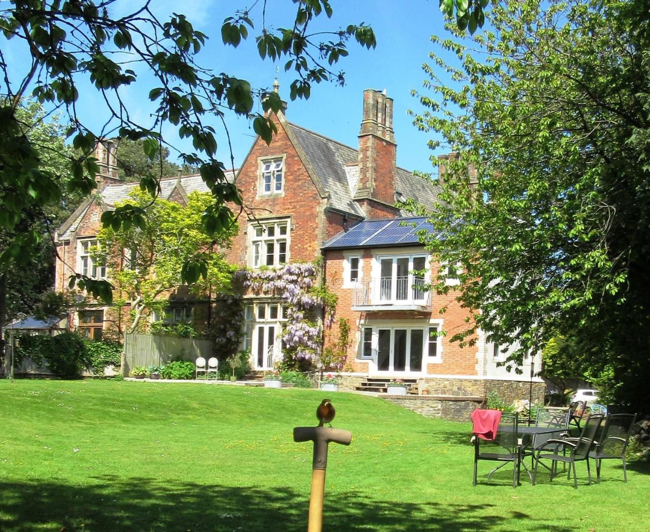 The Old Vicarage B & B บาร์นสเตเปิล ภายนอก รูปภาพ