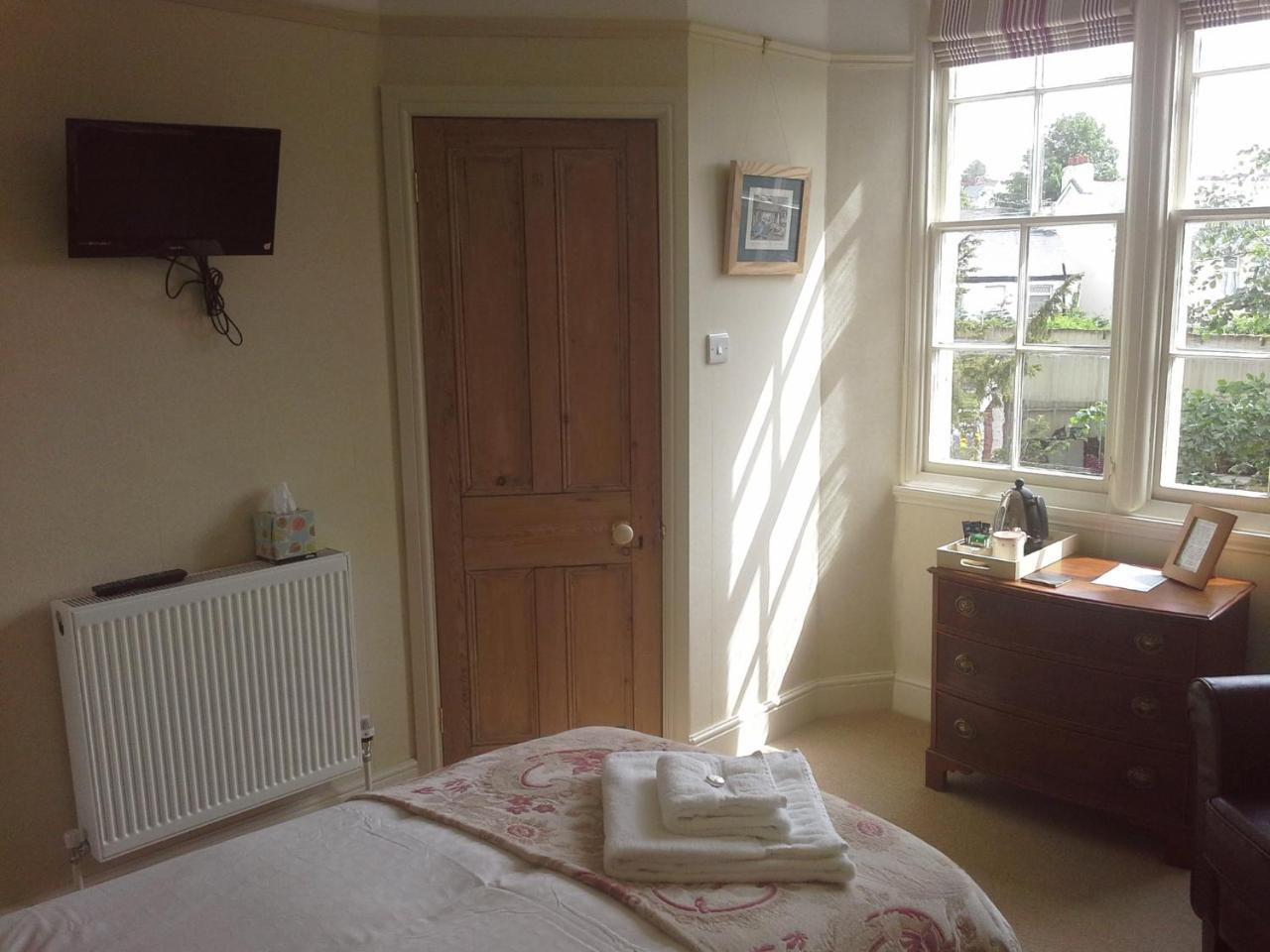 The Old Vicarage B & B บาร์นสเตเปิล ภายนอก รูปภาพ