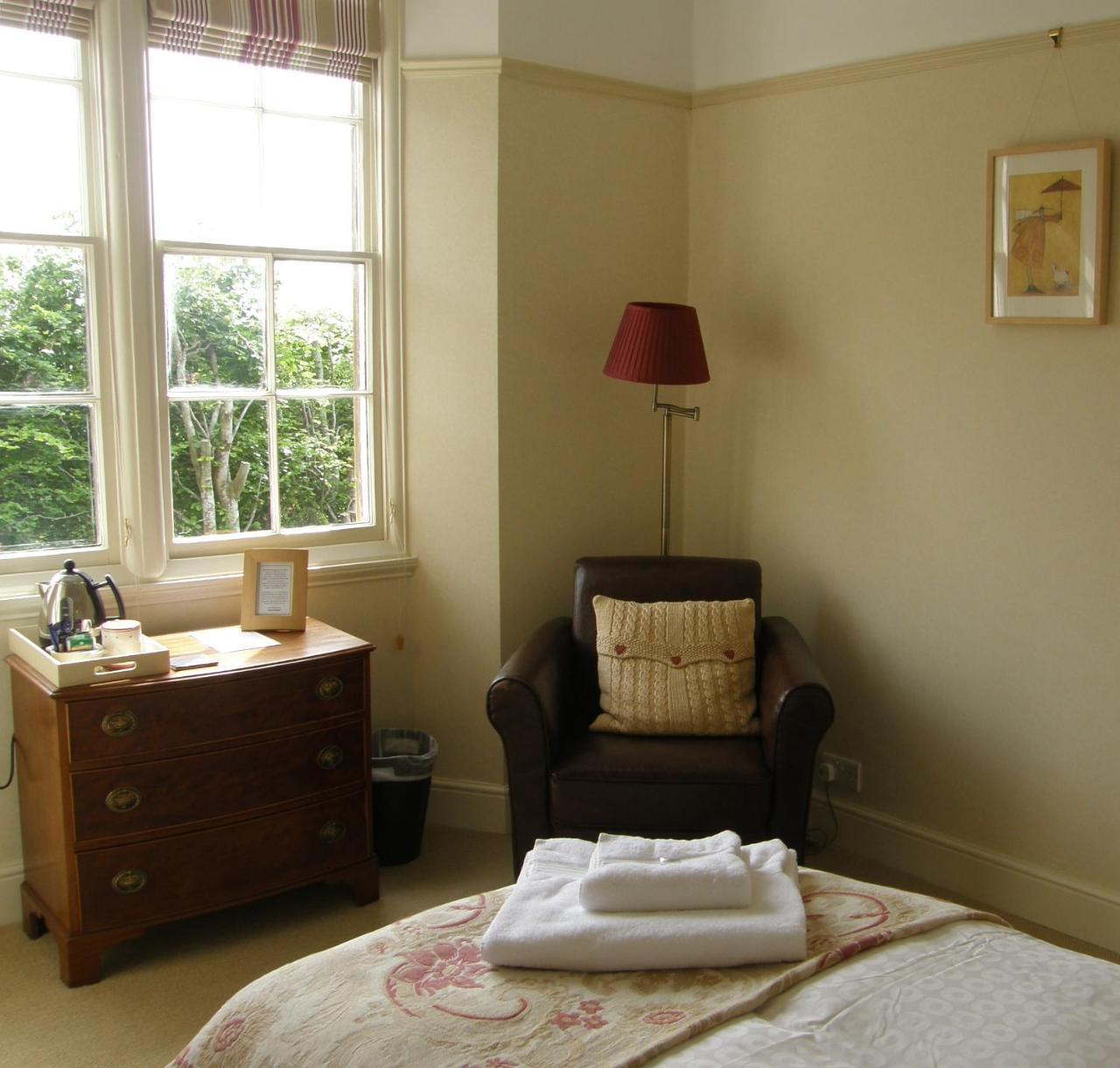 The Old Vicarage B & B บาร์นสเตเปิล ภายนอก รูปภาพ