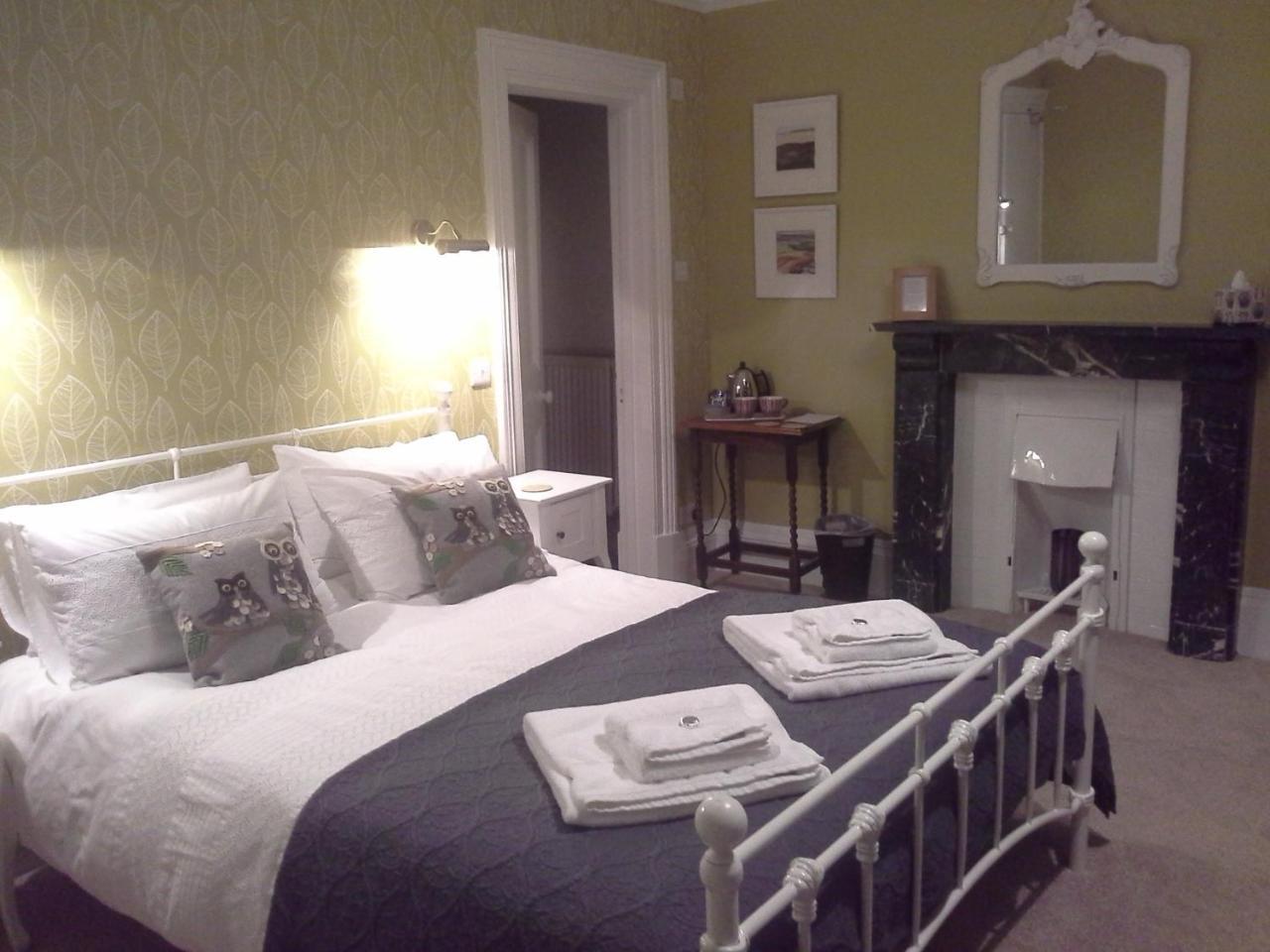 The Old Vicarage B & B บาร์นสเตเปิล ภายนอก รูปภาพ
